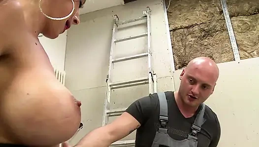 İri göğüslü sarışın orta yaşlı seksi kadın büyük göğüslerini sağıyor