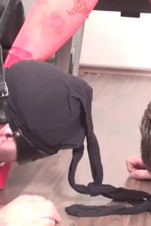 Kızıl saçlı sahibe iki kölesini kullanıyor