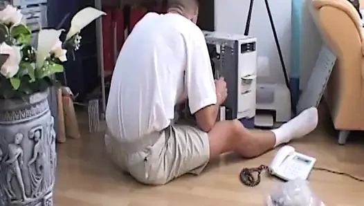 Viviane Schmitt treibt es wild auf dem Sofa