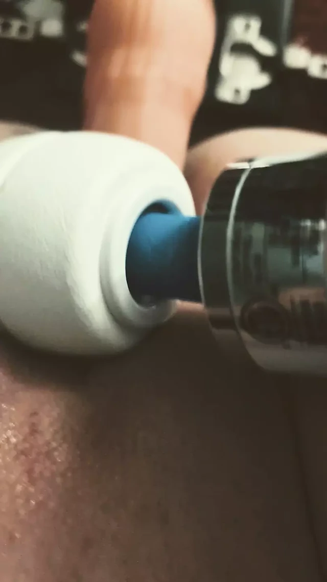 Boşalana kadar ıslak amcığımı sikiyorum