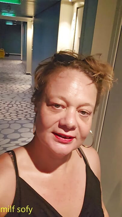 İlk meydan okumalar orta yaşlı seksi kadın bir yolcu gemisinde bir adamı arıyor. Kulübesinde iyi sikilmek için