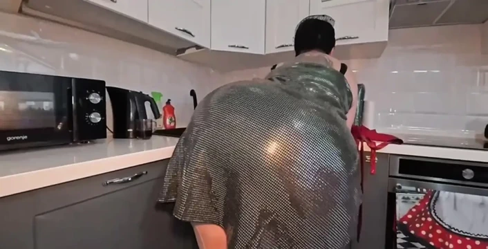 Üvey anne üvey oğluyla kaldı ve ateşli bir sakso ve ateşli sözlerle sert bir sikiş düzenledi