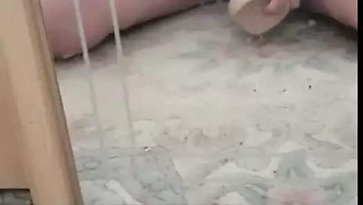 Elle gode sa chatte poilue en se filmant dans le miroir !