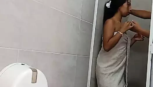 Banyoda hızlı bir sikiş