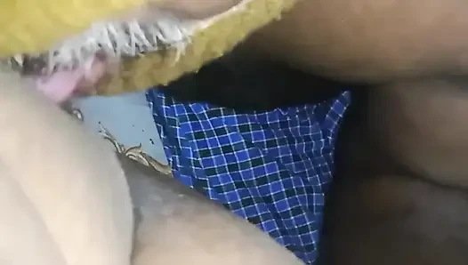 Hintli ulusal teyze arkadaşının karısının amını yalıyor