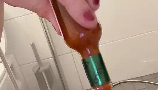 Tabasco kaplı dildo