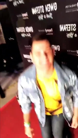 Gwen Stefani  Cleavage  2-28-19