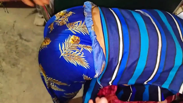 Сводную сестру бхабхи трахнули в задницу, плюнув на нее, что тоже в комнате Бхабхи