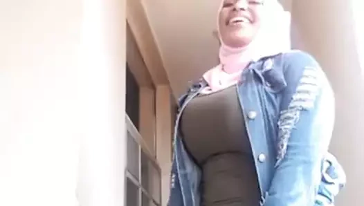 Seksi tesettürlü türbanlı kadın dans yapıyor