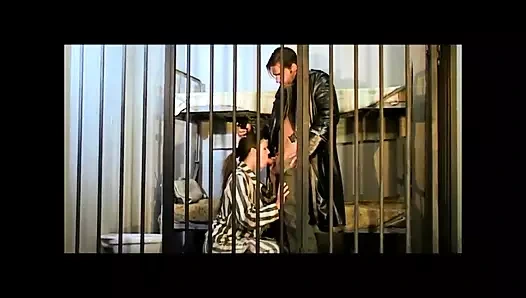 Genç güzel mahkum hapishanede büyük bir yarakla götten sikiliyor