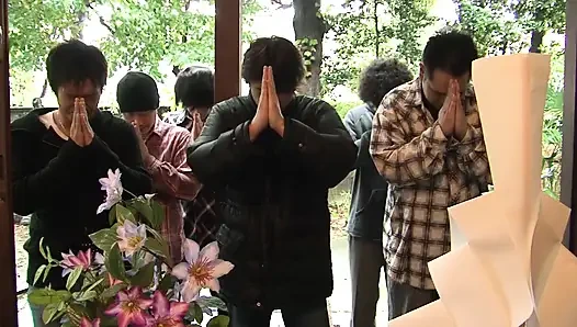 Edepsiz Japon genç kız erkeklerin yüzüne fışkırtmadan ve ateşli grup sekste sikilmeden önce oyuncaklarla oynuyor