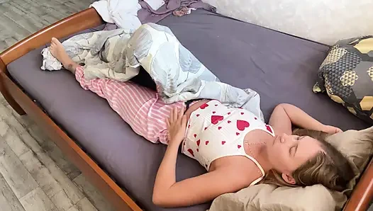 Karım hayatının en tatlı orgazmını yaşıyor. Mastürbasyon ve dölleme.