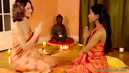 Şehvetli bir masajla arkadaşına dokunuyor