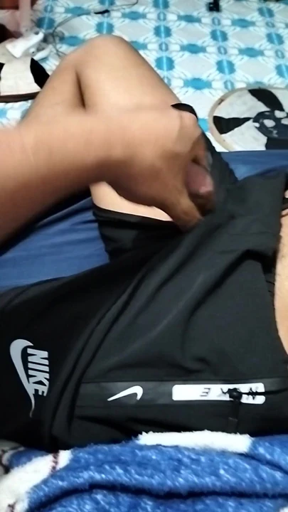Telefonda meşgulken sikine dokunmama izin veriyor. | Klip 1