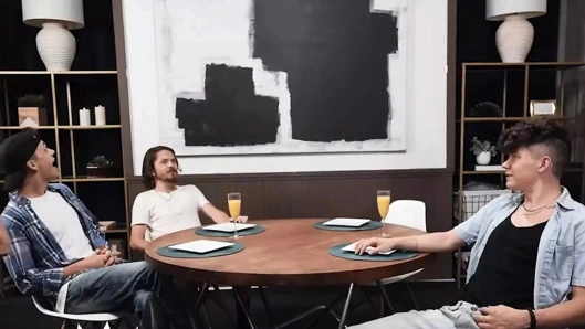 Joey Mills erkek arkadaşı Drake von götlerinin arasına almaya geldiğinde önlükten başka bir şey giymeden hamur yoğuruyor - twinkpop