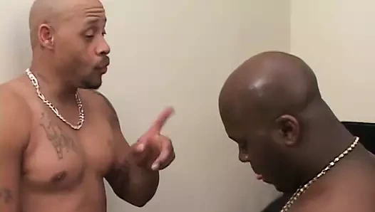 Büyük götlü genç zenci kadın domalarak sikiliyor