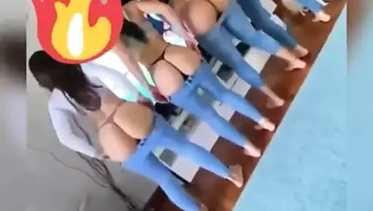 Ateşli tik tok kızları götlerini sallıyor