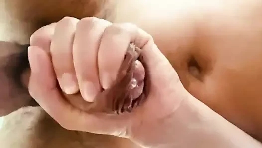 Karısı uzaktayken komşumun yarağını sağıyor ve o amımı emiyor!