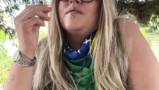 Brezilyalı iri güzel kadın orta yaşlı seksi kadın tanrıça doğada sigara içme ayini