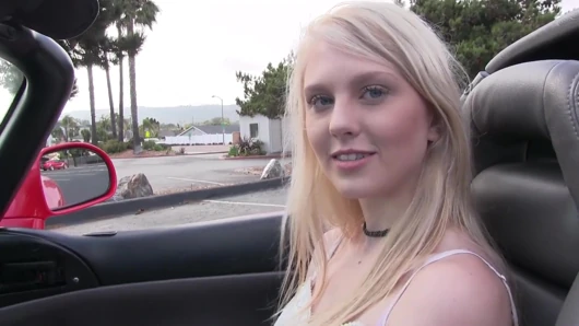 Lily Rader hassas amında güzel bir sarışın saç tutamı tutuyor - sapık orta yaşlı seksi kadınlar