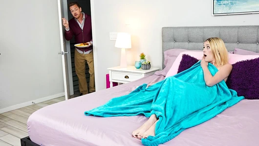 Sevimli sıkı sarışın şükran gününde üvey babasının büyük yarağı için teşekkür ediyor