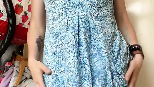 Seksi, tonlu, komşu kız yeni kıyafetler deneyen goldilocks gibi!