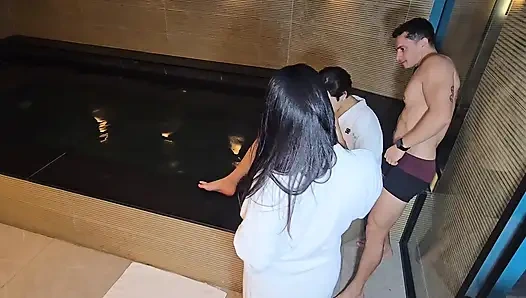 Erkek arkadaşımı şaşırttım ve arkadaşımı sikmesine izin verdim