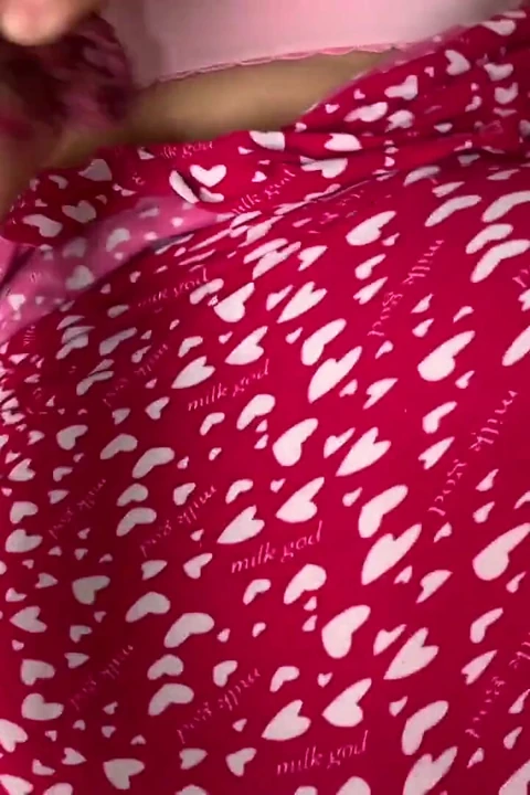 Minha meia-irmã está em seu quarto mostrando sua bunda e me pega se masturbando. Olhe para a reação dela!