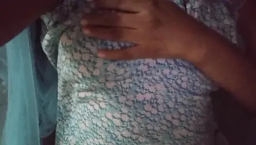 Une Sri-lankaise séduit son partenaire par appel vidéo jusqu’à l’orgasme Juste l’amour avec de gros seins et une chatte mouillée