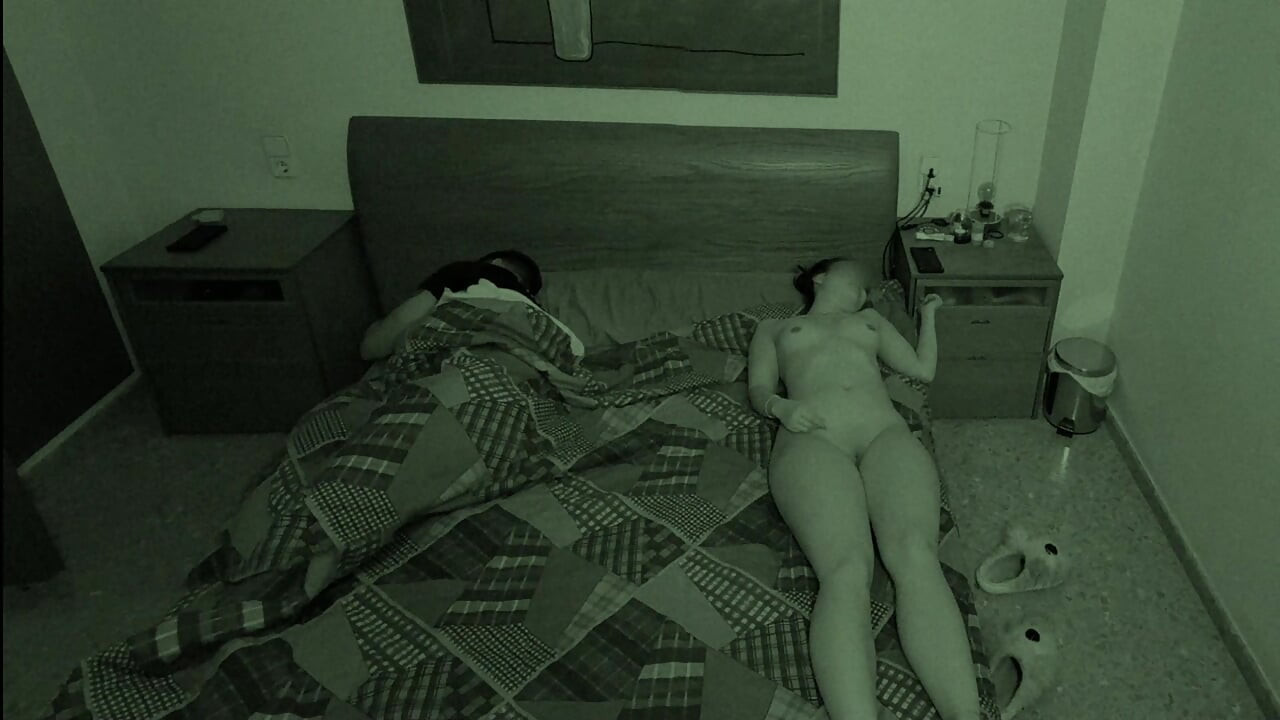 Asyalı üvey anne yataktayken kocasının yanında üvey oğlunun yarağını emiyor!!