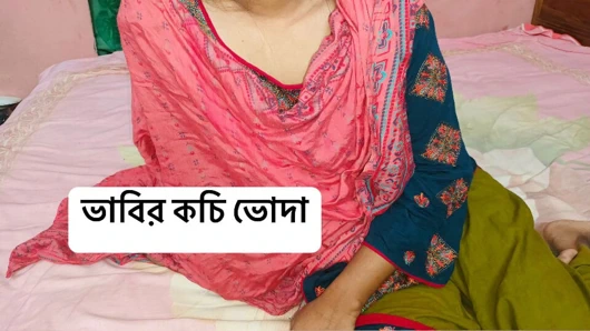 Yenge sert sikişimin tadını çıkarıyor ve mutlu hissediyorum