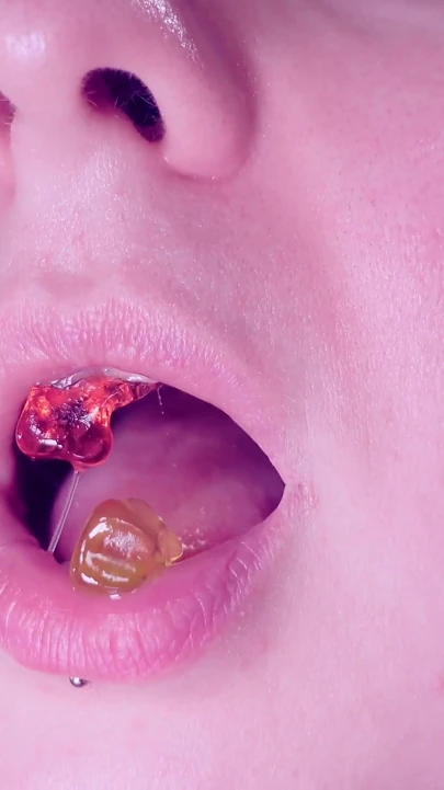 Çiğneme fetişi: giantess vibes. Küçük jöle oyuncak bebekleri için şans yok! Arya Grander