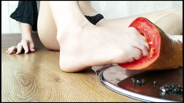 Конец жизни Папайи! Уничтожено под сексуальными ступнями!