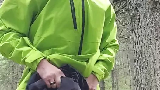 Orta yaşlı seksi kadın Julie ormanda fışkırtıyor