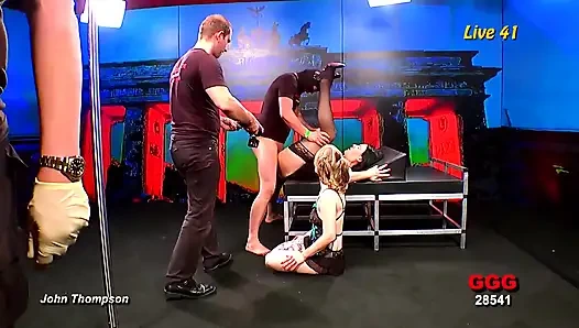 Ggg - Büyük Göğüslü Sarışın MILF Kulüpte Bir Grup Adam Tarafından Grup Tarafından Cinsel Saldırıya Uğradı - Ggg Canlı Gösteride