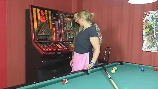 Sarışın olgun 69 pozisyonunda emmeden önce yarağa biniyor