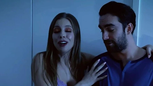 Aile vuruşları - azgın üvey oğlu, üvey babası yanlarındayken çekici üvey annesini dövüyor