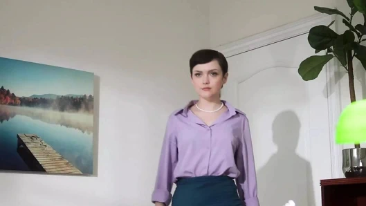 Yeni patron şok olan Jade Valentine'i masanın üzerinde domaltıyor ve bir mektup okurken ona şaplak atıyor