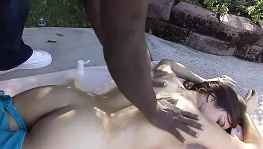 Siyah yaraklı esmer mutluluk