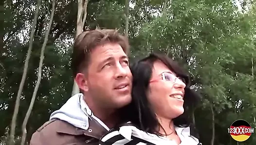 Gözlüklü esmer kadın açık havada macera yaşıyor