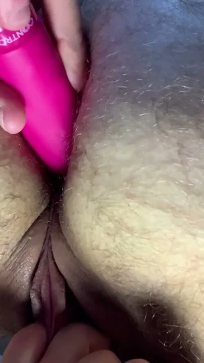 Trans erkek götüne dildo sokarak boşalıyor | Klip 2