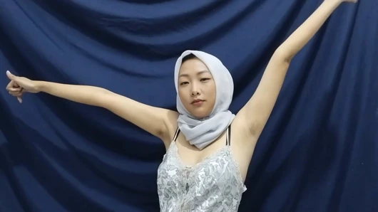 Orta yaşlı seksi kadın tesettürlü tek başına mastürbasyon yapıyor