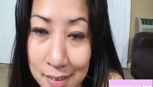 Azgın Taylandlı esmer büyük olgun beyaz yarağımı sikiyor