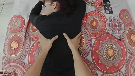 Kem'in büyük yarağı evde güzel bir esmerle sikişiyor - porno