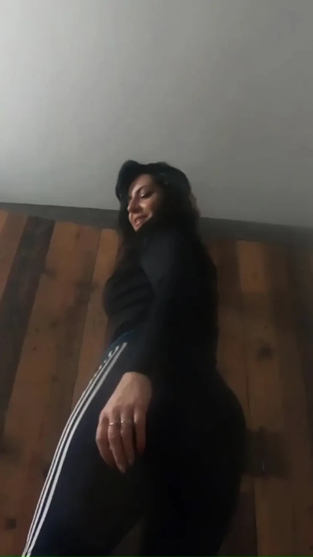 Egzersiz kıyafetleri çiş fetişi ile deniyor