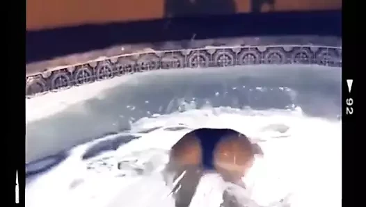 Madison Grace Reed jakuzide bikinili