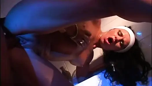 Güzel orta yaşlı seksi kadın saunada canavar siyah yarakla götten sikiliyor ve ağzına boşaltıyor