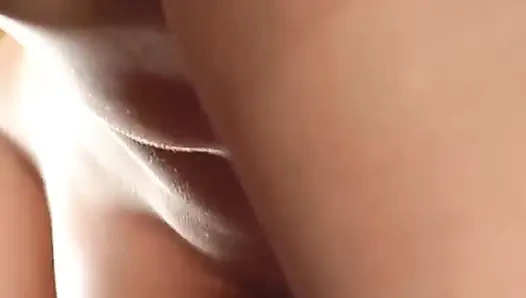 Sarışın hatun ıslak eylemde zonklayan yarakla genişliyor