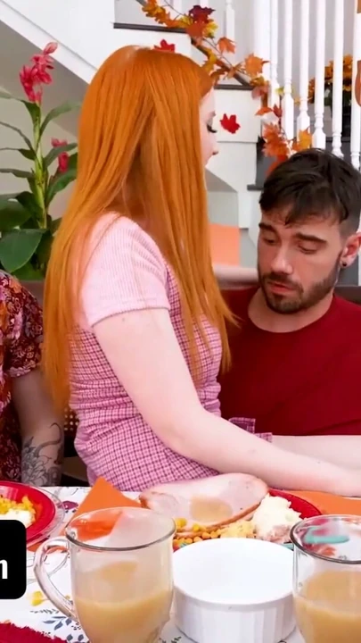 Kızıl saçlı üvey kız kardeşler Arietta Adams ve Cherry Fae Şükran Günü yemeğinden sonra aygırı paylaşıyor - familystrokes | Klip 1