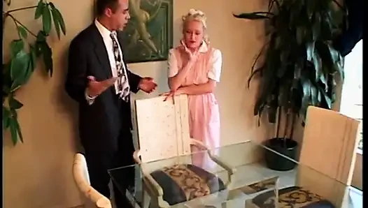 Sarışın genç şeker taze amını yalatıyor ve sonra tahrik olmuş şeker pop tarafından sikiliyor